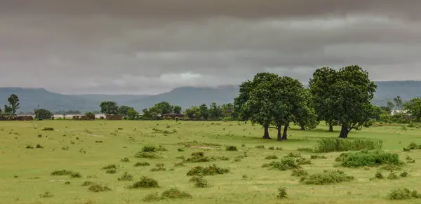 Kara bulut ve Hint köyü manzaralı güzel bir manzara..