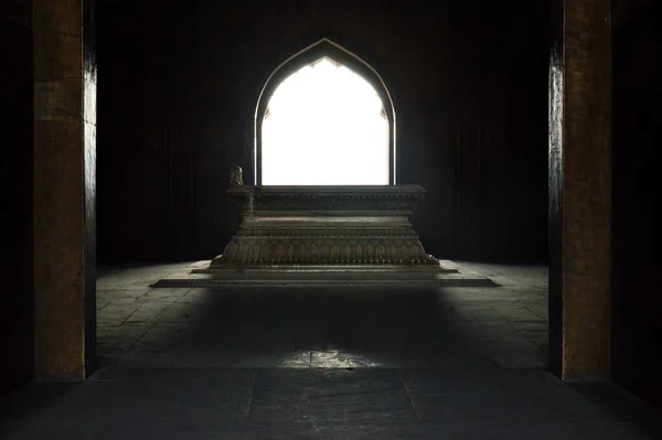Safdarjung 'un beyaz mermerden yapılmış mozolesinin bir kenar görüntüsü. Safdarjung' un ana mezarının içinde kış sabahı yapılmış..
