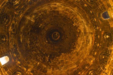 Lodi Garden 'daki Bara Gumbad Anıtı' nın içinde bir tasarım ya da sisli bir kış sabahı çimenliğin kenarındaki bir şehir parkındaki pansiyon bahçeleri..