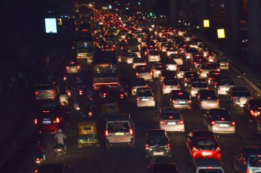 Köprünün çatısından gece trafik sıkışıklığı manzarası.