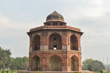 Eski kaledeki küçük bir mezarın büyüleyici bir görüntüsü..