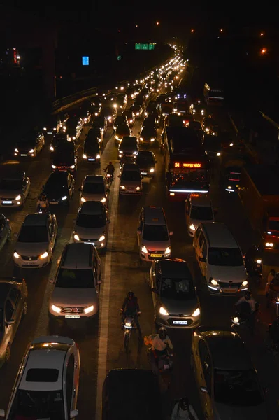 Yol trafiği yüzünden tıkanmış, kirlenmiş şehrin gece hayatı manzarası..