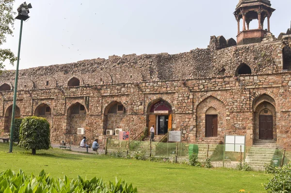 Une Vue Fascinante Architecture Petite Tombe Ancien Fort Pelouse Latérale — Photo