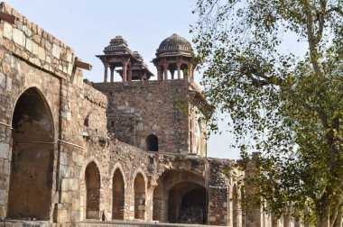 Yan bahçeden eski kaledeki küçük mezarın büyüleyici bir görüntüsü..