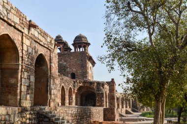 Yan bahçeden eski kaledeki küçük mezarın büyüleyici bir görüntüsü..