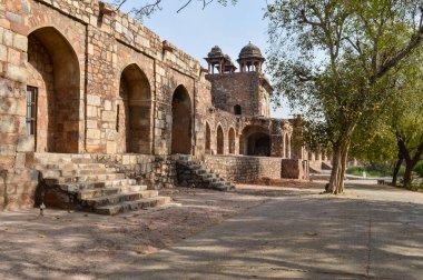 Yan bahçeden eski kaledeki küçük mezarın büyüleyici bir görüntüsü..