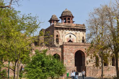 Yan bahçeden eski kaledeki küçük mezarın büyüleyici bir görüntüsü..