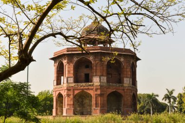 Yan bahçeden eski kaledeki küçük mezarın büyüleyici bir görüntüsü..