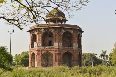 Yan bahçeden eski kaledeki küçük mezarın büyüleyici bir görüntüsü..