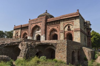 Yan bahçeden eski kaledeki ana mezarın büyüleyici bir görüntüsü..