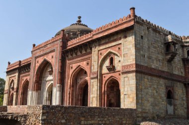 Yan bahçeden eski kaledeki ana mezarın büyüleyici bir görüntüsü..