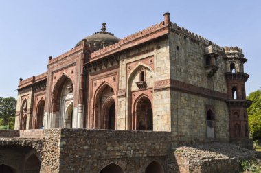 Yan bahçeden eski kaledeki ana mezarın büyüleyici bir görüntüsü..