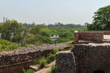 Yan bahçeden eski kaledeki ana mezarın büyüleyici bir görüntüsü..