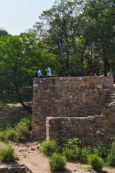 Yan bahçeden eski kaledeki ana mezarın büyüleyici bir görüntüsü..