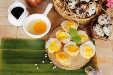 Ahşap arka plan üzerinde soslu kızarmış yumurta