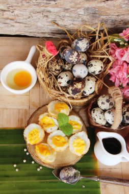 Ahşap arka plan üzerinde soslu kızarmış yumurta