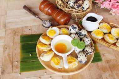 Ahşap arka plan üzerinde soslu kızarmış yumurta