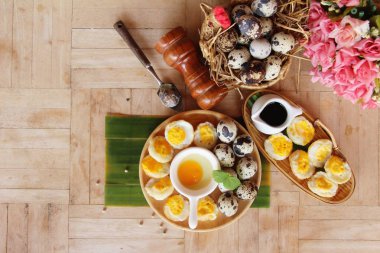 Ahşap arka plan üzerinde soslu kızarmış yumurta