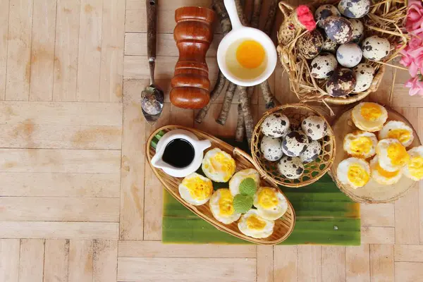 Яйца Гриль Соусом Деревянном Фоне — стоковое фото