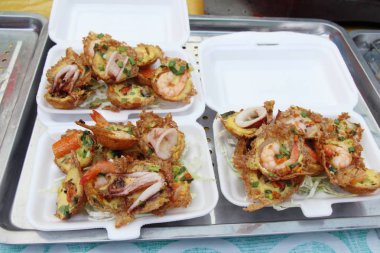 Kızarmış deniz ürünleri ile omlet gevrek lezzetlidir