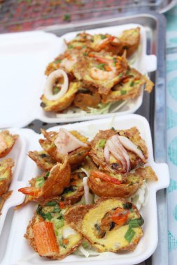 Kızarmış deniz ürünleri ile omlet gevrek lezzetlidir