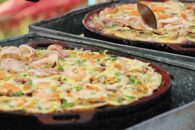 Kızarmış deniz ürünleri ile omlet gevrek lezzetlidir