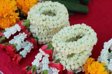 El Yasemin güzel çelenk piyasada