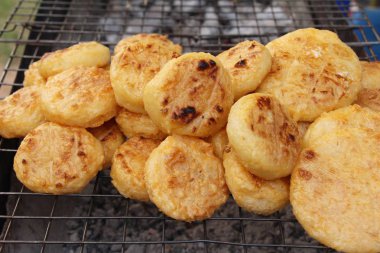 Izgara yapışkan pirinç lezzetli kaplama yumurta ile