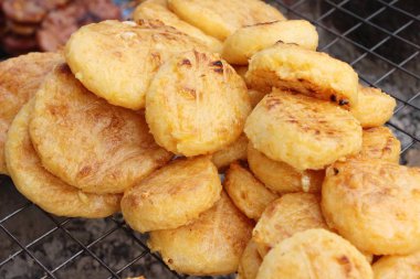 Izgara yapışkan pirinç lezzetli kaplama yumurta ile