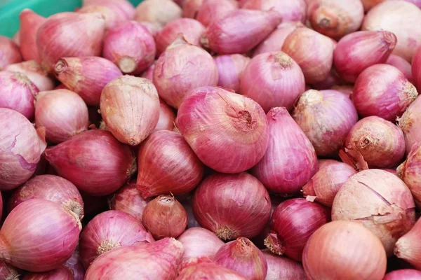 Soğan ve arpacık markette yemek pişirmek için