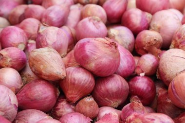 Soğan ve arpacık markette yemek pişirmek için