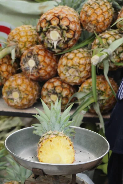 Färsk Ananas Utsökt Gatumat — Stockfoto