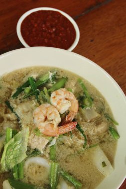 Sukiyaki deniz ürünleri karışımı sebze ile lezzetlidir