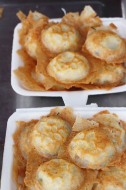 Hindistan cevizi sütü karıştırın şeker ve un, Tay tatlı