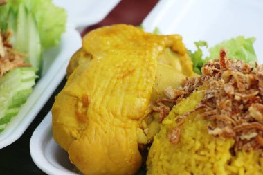 Tavuk biryani pirinç lezzetli ve sos