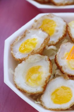 Bıldırcın yumurtası sokak gıda sos ile