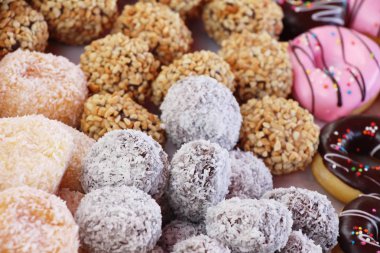 bir sürü donut ve çilek reçeli