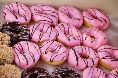 bir sürü donut ve çilek reçeli