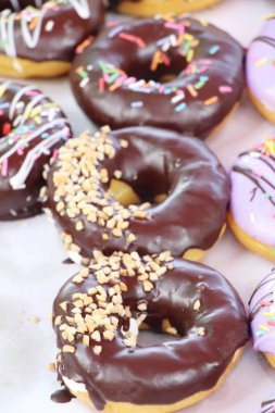 bir sürü donut ve çilek reçeli