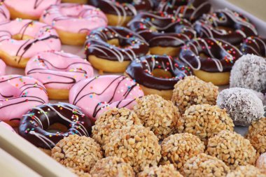 bir sürü donut ve çilek reçeli