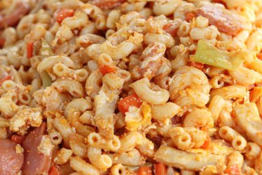 Domuz eti ve sebze ile makarna lezzetlidir