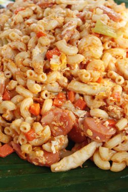 Domuz eti ve sebze ile makarna lezzetlidir