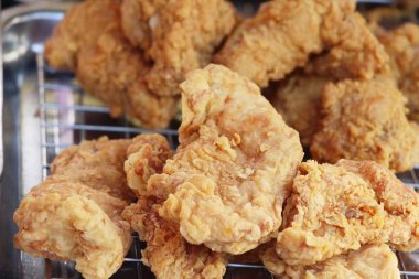 Kızarmış tavuk sokak gıda lezzetlidir