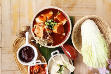 Kore yemeği geleneksel kimchi tofu çorbası