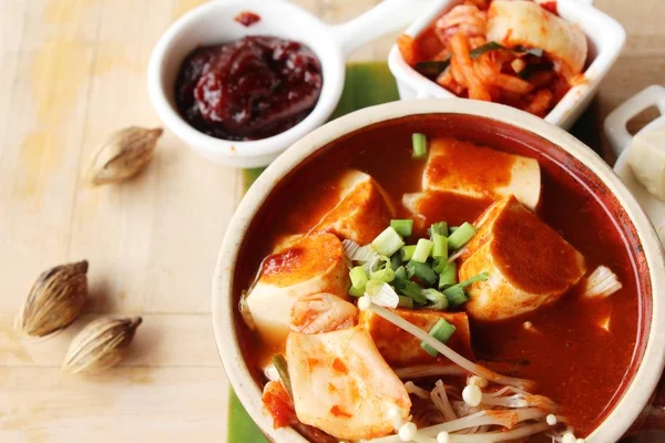 Kore yemeği geleneksel kimchi tofu çorbası