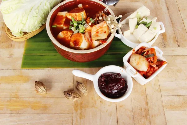 Kore yemeği geleneksel kimchi tofu çorbası