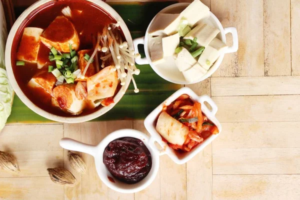 Kore yemeği geleneksel kimchi tofu çorbası