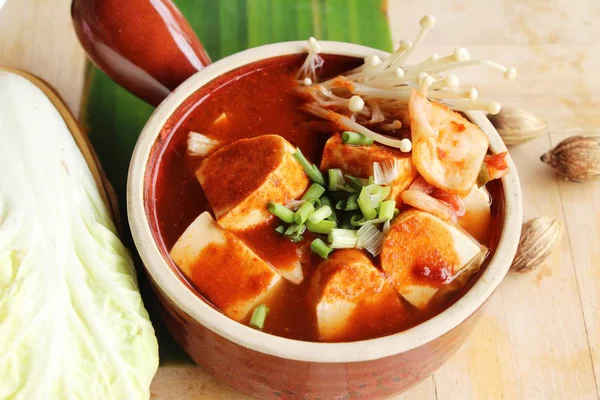 Kore yemeği geleneksel kimchi tofu çorbası