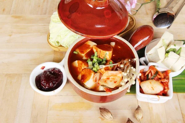 Kore yemeği geleneksel kimchi tofu çorbası