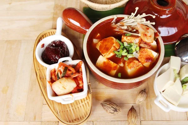 Kore yemeği geleneksel kimchi tofu çorbası